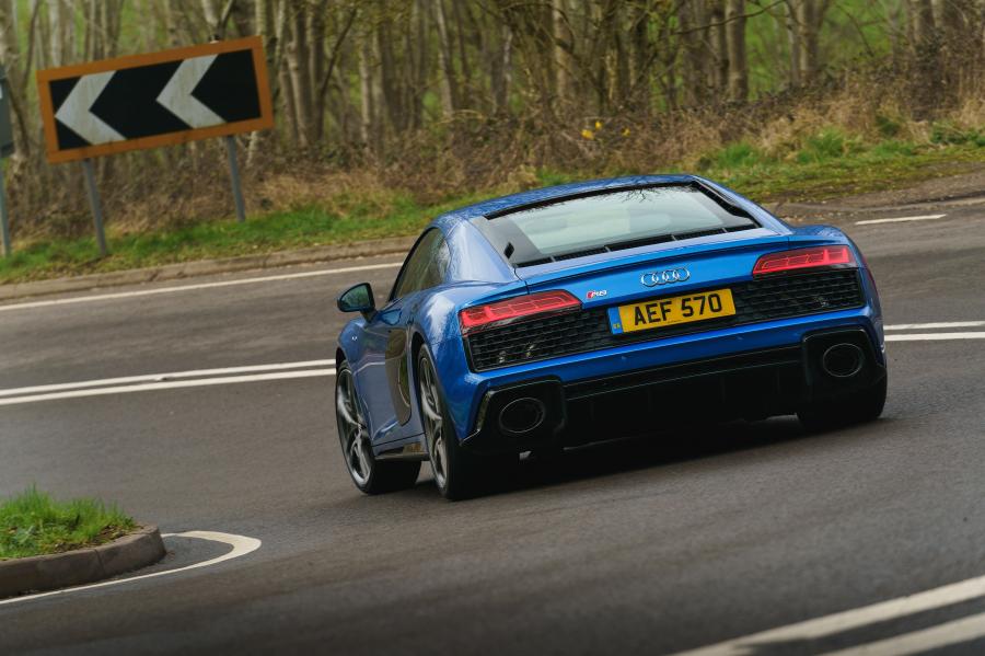  Audi R8 V10 2019 года  (UK) (фото 27 из 79)